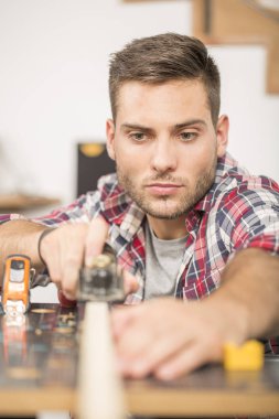 Ev geliştirme için ahşap plakalar üzerinde çalışan adam