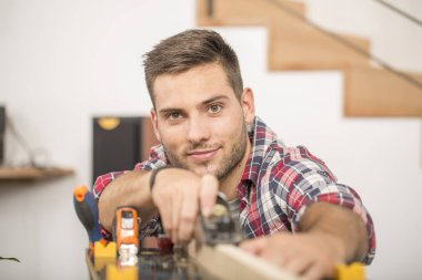 Tek genç adam evde tezgah tarafından ayakta