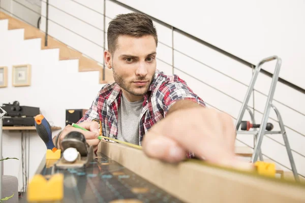 Hombre trabajando en tablones de madera para la mejora del hogar —  Fotos de Stock