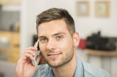 Genç adam evde telefon ederek