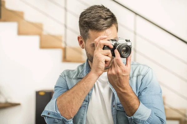 Man at home using vintage reflex camera — Stock Photo, Image