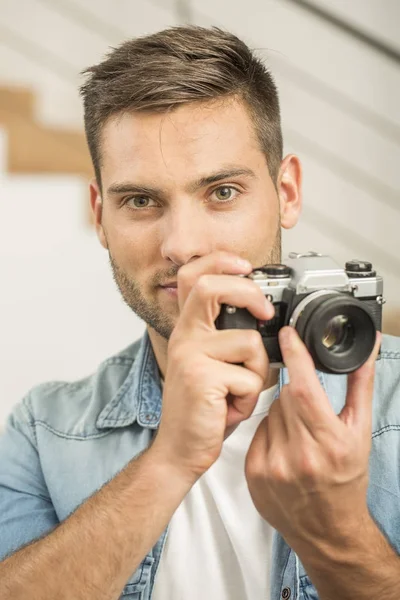 Man hemma med vintage reflex kamera — Stockfoto