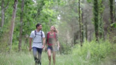 Bir haritaya bir ağacın altında oturdum yürüyüşçü