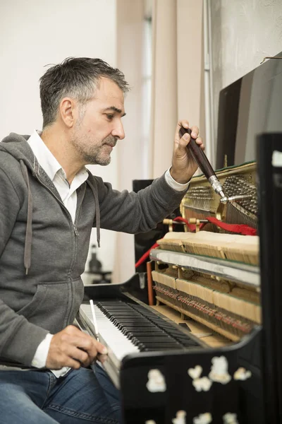 Técnico de piano reparando el piano —  Fotos de Stock