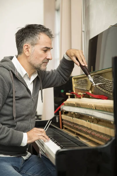 Técnico de piano reparando el piano —  Fotos de Stock