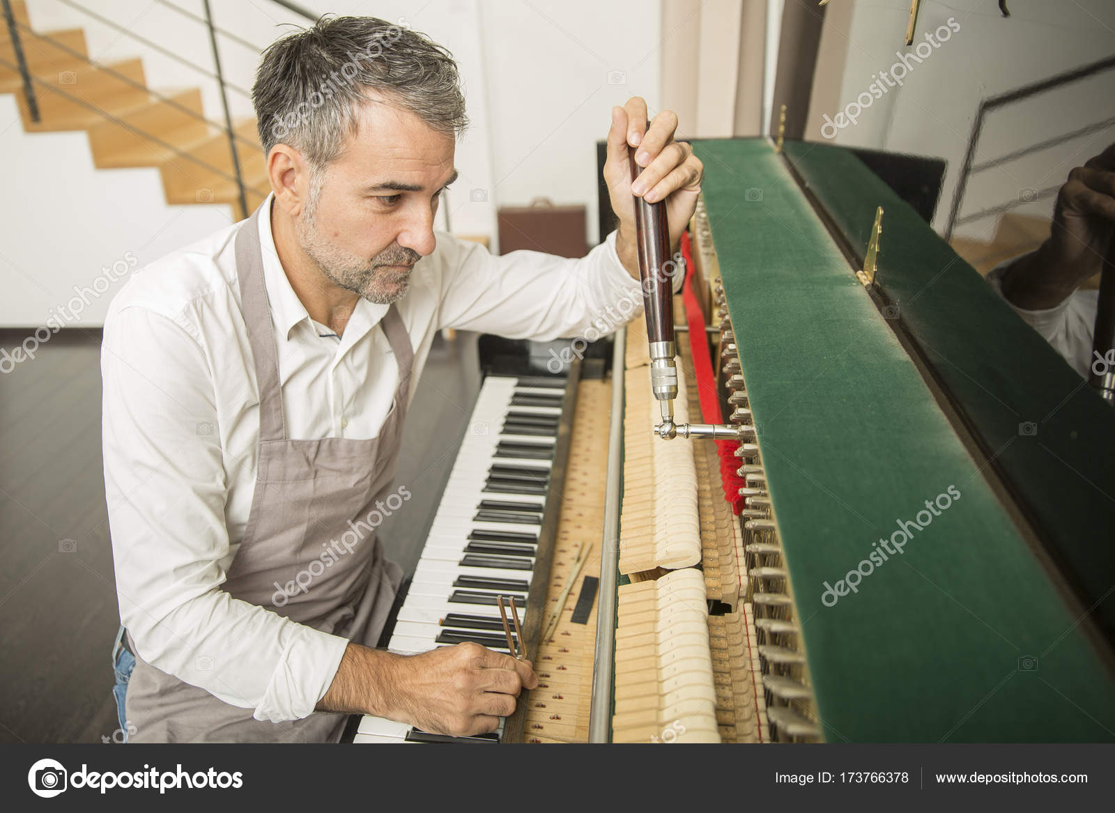 Как правильно поднимать пианино по лестнице - 84 фото