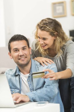 Mutlu genç çift yapım satın alma internet üzerinde