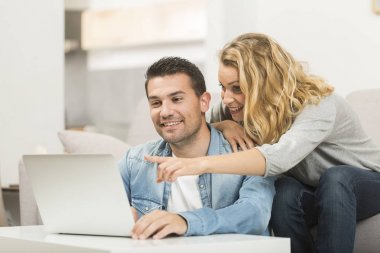 Internet üzerinde onların lapto izlerken mutlu genç Çift