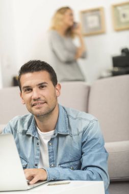 Genç adam onun dizüstü bilgisayarda Internet watching 