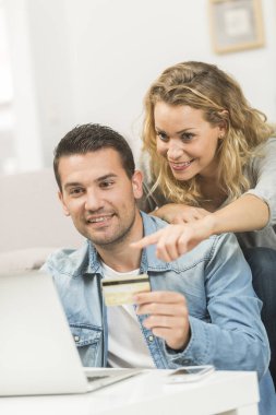 Yeni evliler Internet üzerinde yapım satın alma