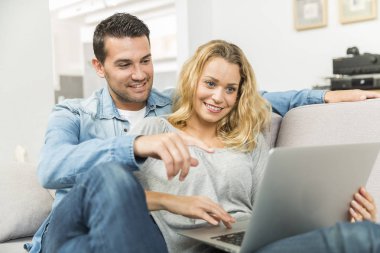 Genç çift en iyi şekilde onların evinde yeni teknolojiler