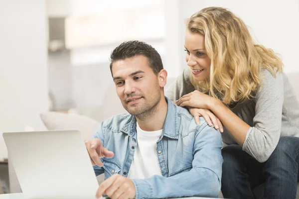 Gelukkig jong koppel kijken internet op hun computer / lapto — Stockfoto