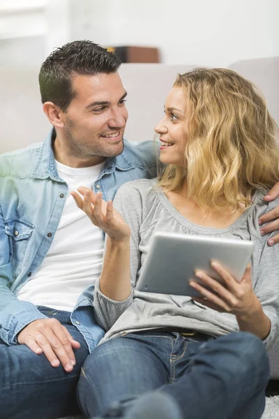 Feliz joven pareja viendo internet en su tableta — Foto de Stock