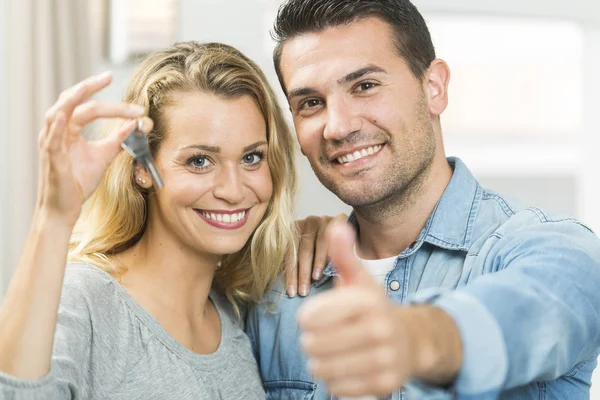 Hapy young couple with the key of their new house — Stock Photo, Image
