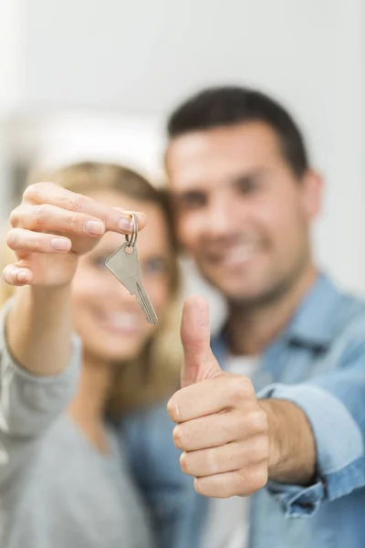Happy νεαρό ζευγάρι με το κλειδί του σπιτιού τους νέους — Φωτογραφία Αρχείου