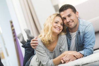 Mutlu genç koydu onların oturma odası halı üzerinde çift