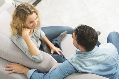 Kanepede konuşan genç arkadaşlar