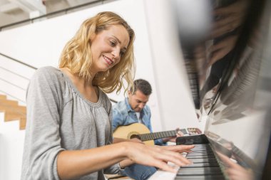 Genç arkadaşlar müzik çalma