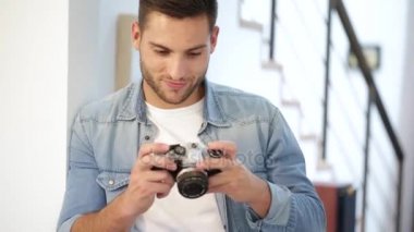 Adam evde vintage refleks kamera kullanarak