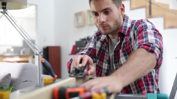 Άνθρωπος Που Εργάζεται Πάνω Ξύλινες Σανίδες Για Σπίτι Βελτίωση — Αρχείο Βίντεο
