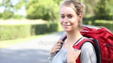 kadın otostopçu yolda