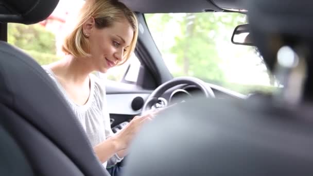 Νεαρή Γυναίκα Ένα Αυτοκίνητο Χρησιμοποιώντας Ένα Tablet — Αρχείο Βίντεο