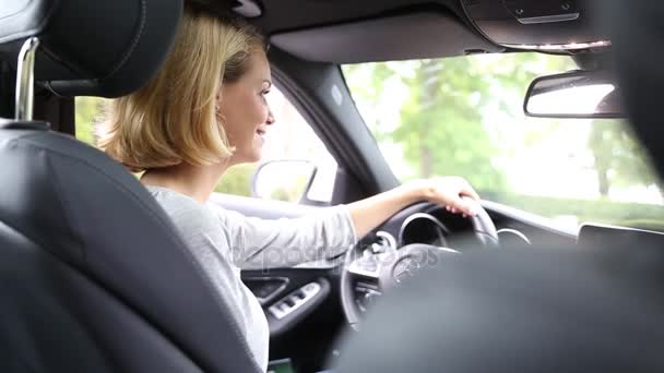 Mujer Joven Coche — Vídeos de Stock