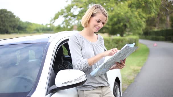 Femme Lisant Une Carte Assise Dans Voiture — Video