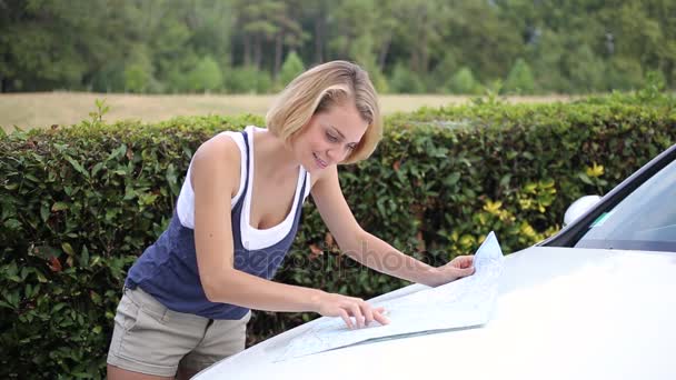 Femme Lisant Une Carte Assise Dans Voiture — Video