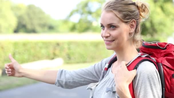 Mujer Autoestopista Carretera — Vídeos de Stock