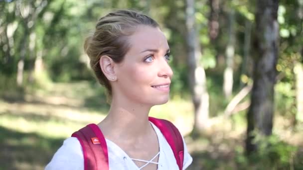 双生児を用いた女性バックパッカー — ストック動画