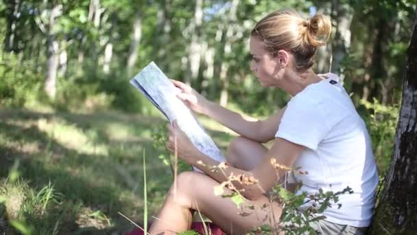 Mujer Mochilero Usando Teléfono Mapa — Vídeo de stock