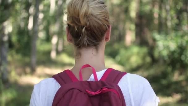 Kadın Backpacker Dışarı Açık — Stok video