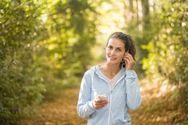 sonbaharda orman çalıştırdıktan sonra Smartphone kullanan kadın