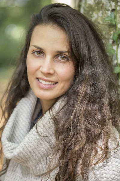 Portret van mooie vrouw in de val seizoen Stockfoto