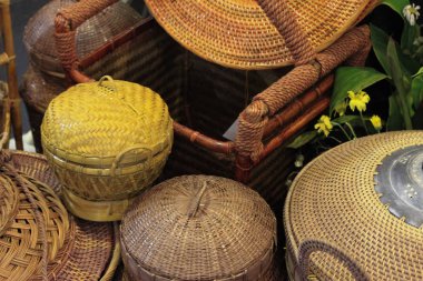 rattan ya da bambu el sanatları el dan Endonezya Asya kapsayıcıdan doğal hasır geleneksel sepeti yapımı