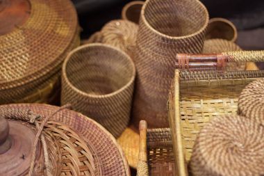 rattan ya da bambu el sanatları el dan Endonezya Asya kapsayıcıdan doğal hasır geleneksel sepeti yapımı