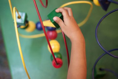 Ahşap tel labirent eğitici oyun oyuncak bebek oynayan çocuklar elleri