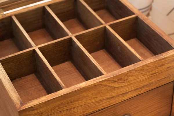 Caixa de madeira recipiente compartimento vazio isolado teca quadro — Fotografia de Stock