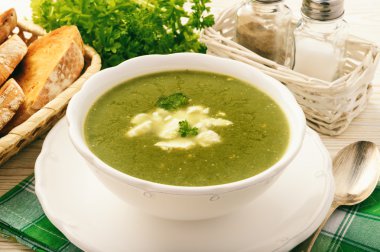 Vejetaryen mutfağı - beyaz peynir ile krem ıspanak çorbası.