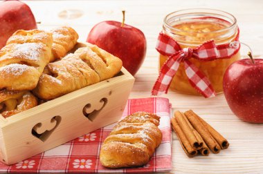 Elma reçel ve Beyaz ahşap zemin üzerine tarçın ile taze Maya buns.