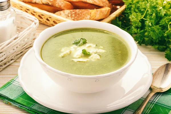 菜食主義の料理 - フェタチーズとほうれん草のクリーム スープ. — ストック写真