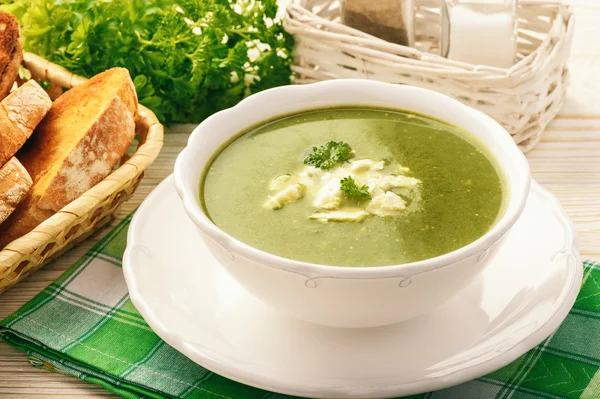 Vegetarische Küche - Spinatcremesuppe mit Feta-Käse. — Stockfoto