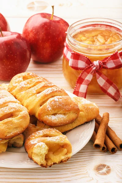 Bollos de levadura fresca con mermelada de manzana y canela sobre fondo de madera blanca . — Foto de Stock