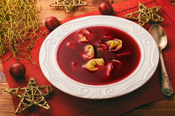 Sopa tradicional de Navidad polaca - sopa de borscht rojo con albóndigas en plato blanco . — Foto de Stock