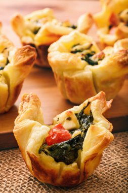 Meze - tartlets ıspanak, beyaz peynir, domates, peynir ve sarımsak.