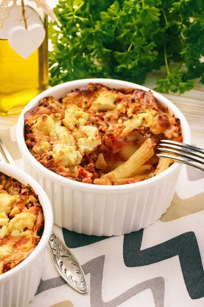 Pastitsio-grekisk gryta med pasta, kött, tomater och fetaost. — Stockfoto