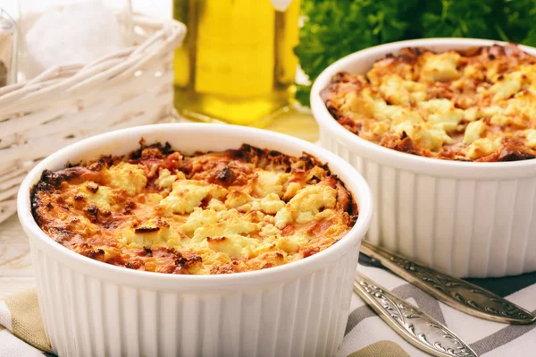 Caçarola Pastitsio-grega com macarrão, carne, tomate e queijo feta . — Fotografia de Stock