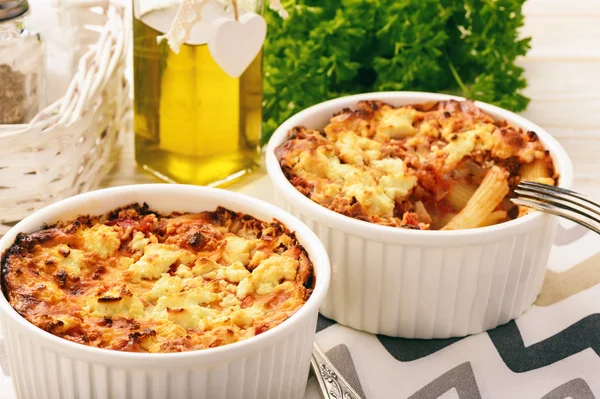 Caçarola Pastitsio-grega com macarrão, carne, tomate e queijo feta . — Fotografia de Stock