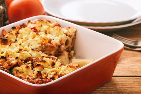 Pastitsio-Griekse braadpan met pasta's, vlees, tomaten en feta kaas. — Stockfoto